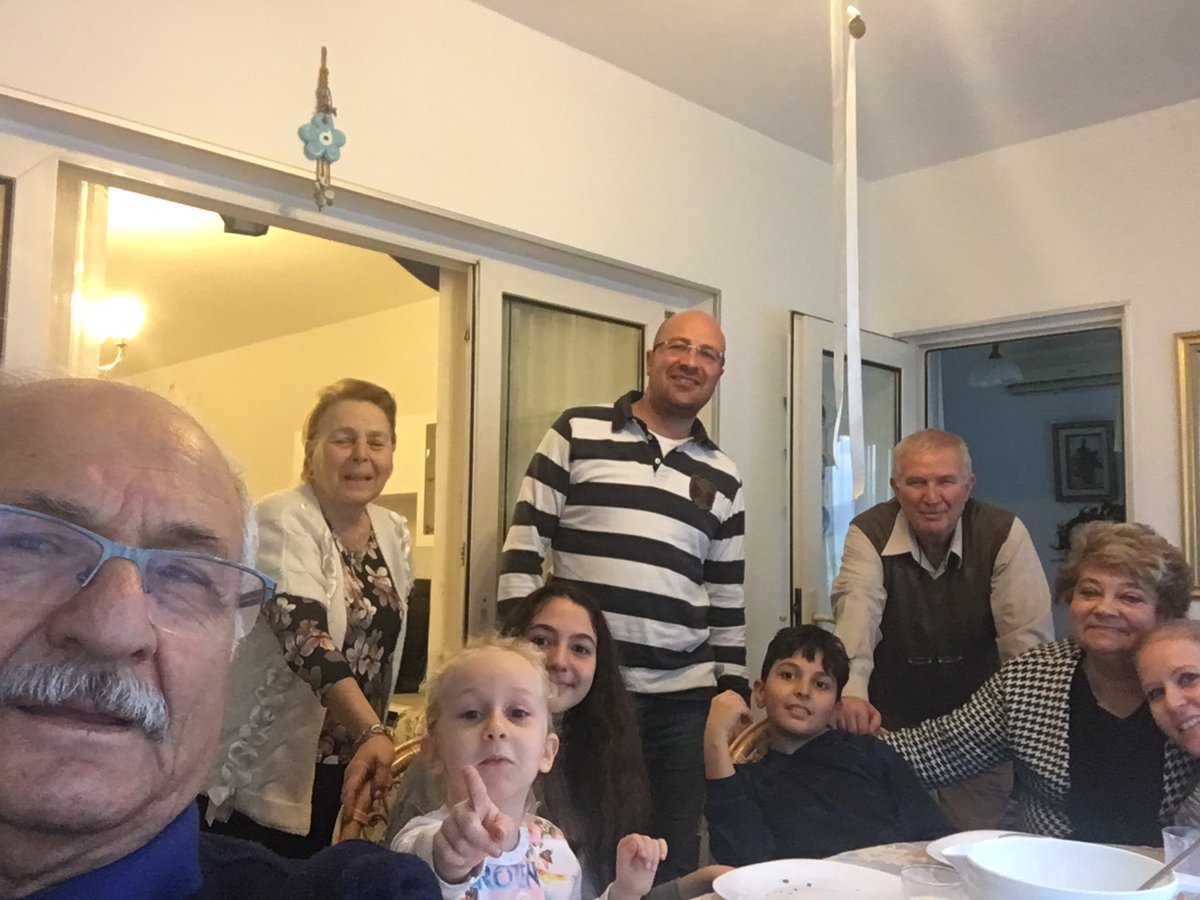 Sevgili Dünürlerimizde idik.
Ben,Beyhan hn,Nil,Selin,Devrim,Deniz,ibrahim bey, Ziynet,ipek...