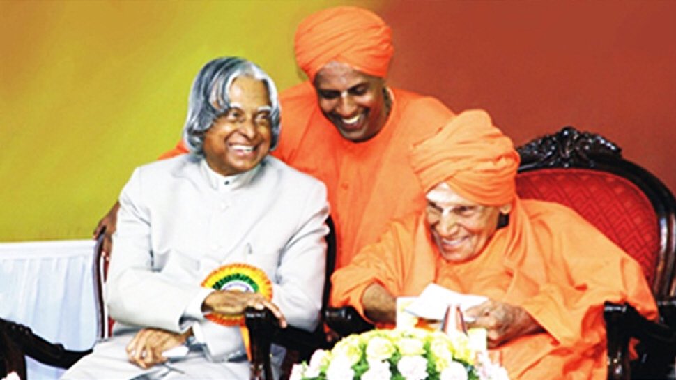 Bow in Reverence to Lingayat 'Nadedaduva Devaru - Walking God” Shri Shri Shri #ShivakumaraSwami ji, 111, breath his last at 1144 hrs today left to Shivaikyam. As HeadPontiff of Tumkur Sree #SiddaGangaMutt, his humanitarian gestures gained global prominence.