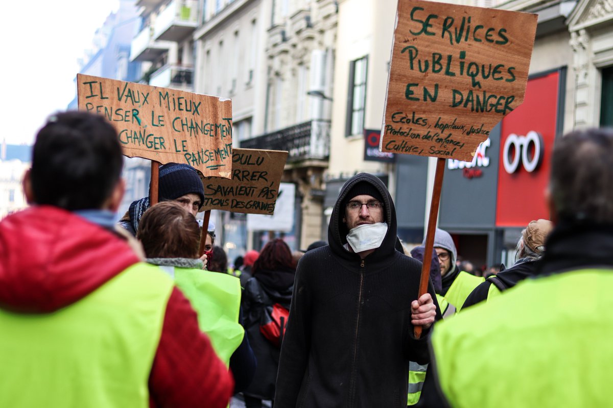 actuandco_'s tweet photo. Le week-end dernier dans le centre ville d'Angers ! Merci à notre journaliste @GillesxAugereau de s'être rendu sur le terrain. #Angers #Giletsjaunes #manifestations #Journalisme #Actuandco #Actu 
⬇️⬇️⬇️
https://t.co/8ncfoq78jB https://t.co/UEROx8Bhyw