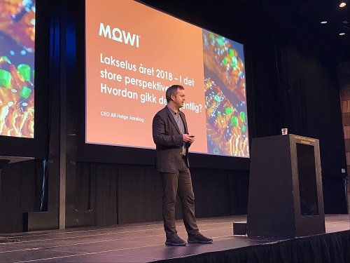 #lusekonferansen2019 er i gang. Alf Helge Aarskog fra Mowi innleder konferansen. "Kostnadene på grunn av lusa er fortsatt høye. Vi må kreve mer forskning fremover. Debatten må være kunnskapsbasert, og i tillegg må vi få forskningsresultatene ut på merdkanten"