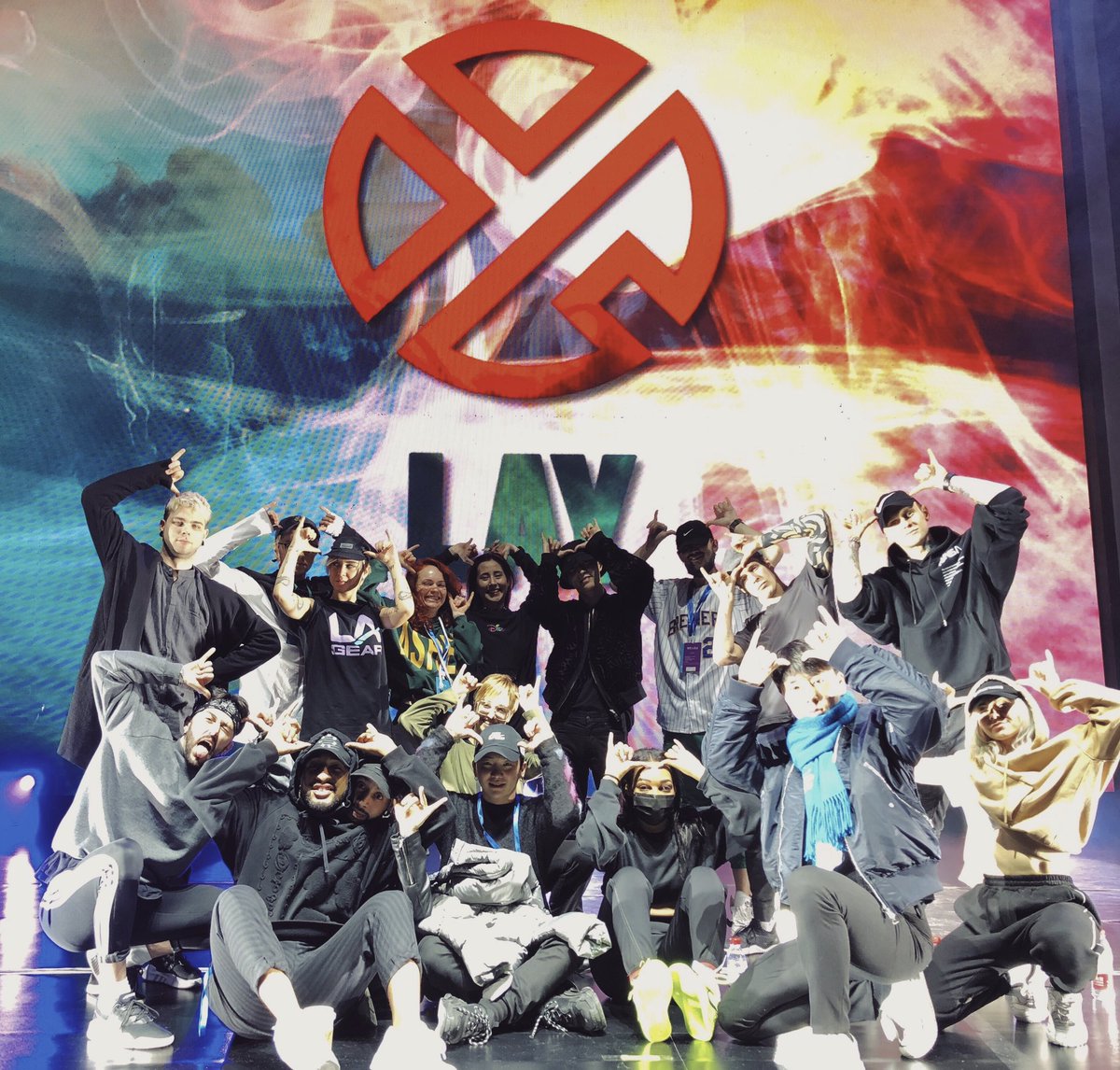 XingPark's tweet image. 190120-21 SDT_Official weibo update 3P : Yixing with dancer team 
 
#Samsung #GalaxyA8s #LayXSamsung
#LayZhangNAMANANA #producerLayZhang #LayZhang #อี้ชิง #张艺兴 #Lay #Yixing #레이 #レイ #チャンイーシン #장이씽 @layzhang @lay_studio