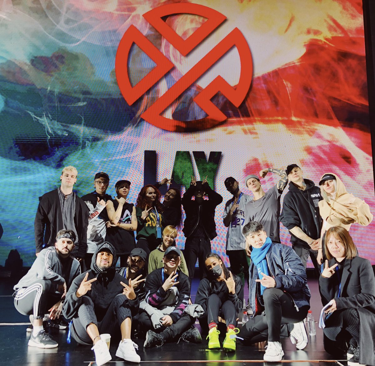 XingPark's tweet image. 190120-21 SDT_Official weibo update 3P : Yixing with dancer team 
 
#Samsung #GalaxyA8s #LayXSamsung
#LayZhangNAMANANA #producerLayZhang #LayZhang #อี้ชิง #张艺兴 #Lay #Yixing #레이 #レイ #チャンイーシン #장이씽 @layzhang @lay_studio