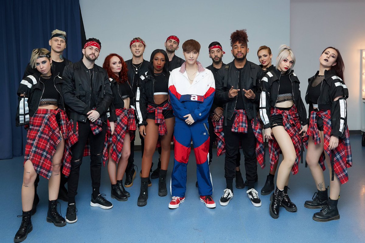 XingPark's tweet image. 190120-21 SDT_Official weibo update 3P : Yixing with dancer team 
 
#Samsung #GalaxyA8s #LayXSamsung
#LayZhangNAMANANA #producerLayZhang #LayZhang #อี้ชิง #张艺兴 #Lay #Yixing #레이 #レイ #チャンイーシン #장이씽 @layzhang @lay_studio
