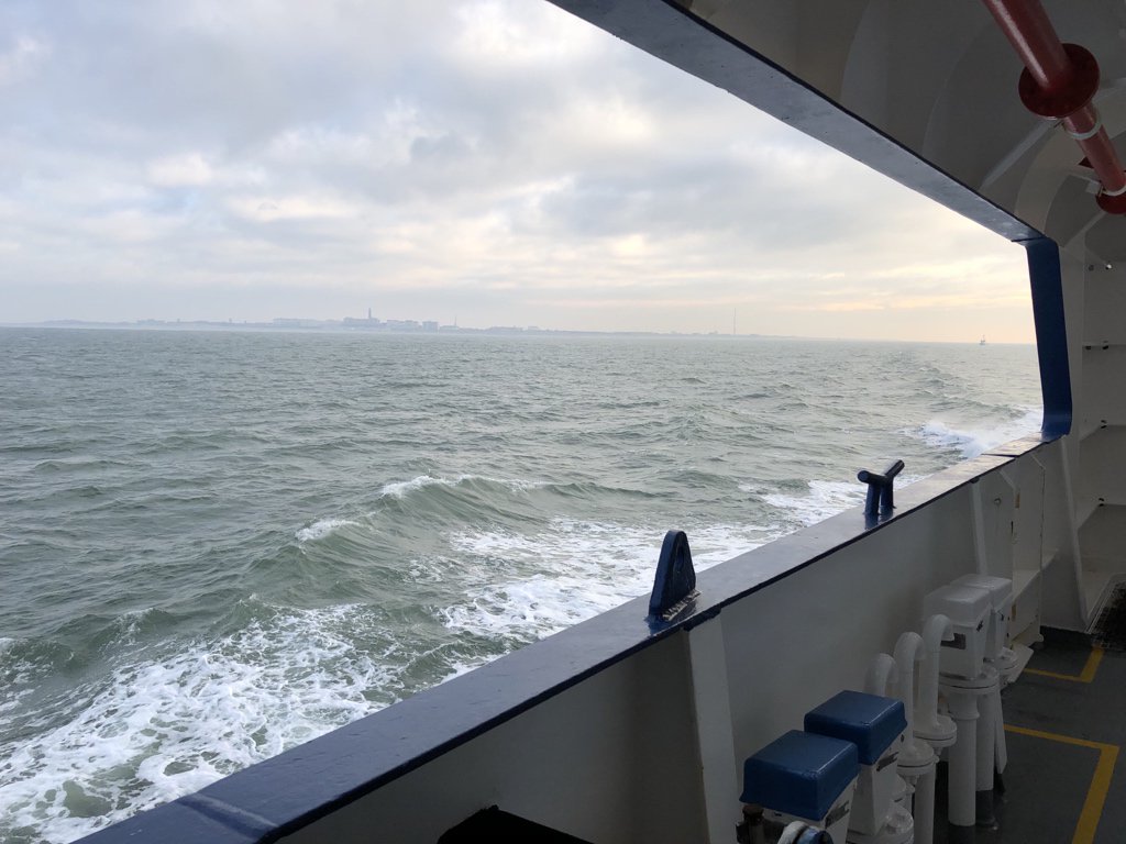 FMwurker's tweet photo. En sa sjocht in reiske foar de parse der dan út… Op nei de konteners. (En zo ziet een persreisje er uit op naar de containers.) #bergingcontainers #cleanupwadden #helpwad #containerramp @OmropNijs https://t.co/kGjaNVU9pl