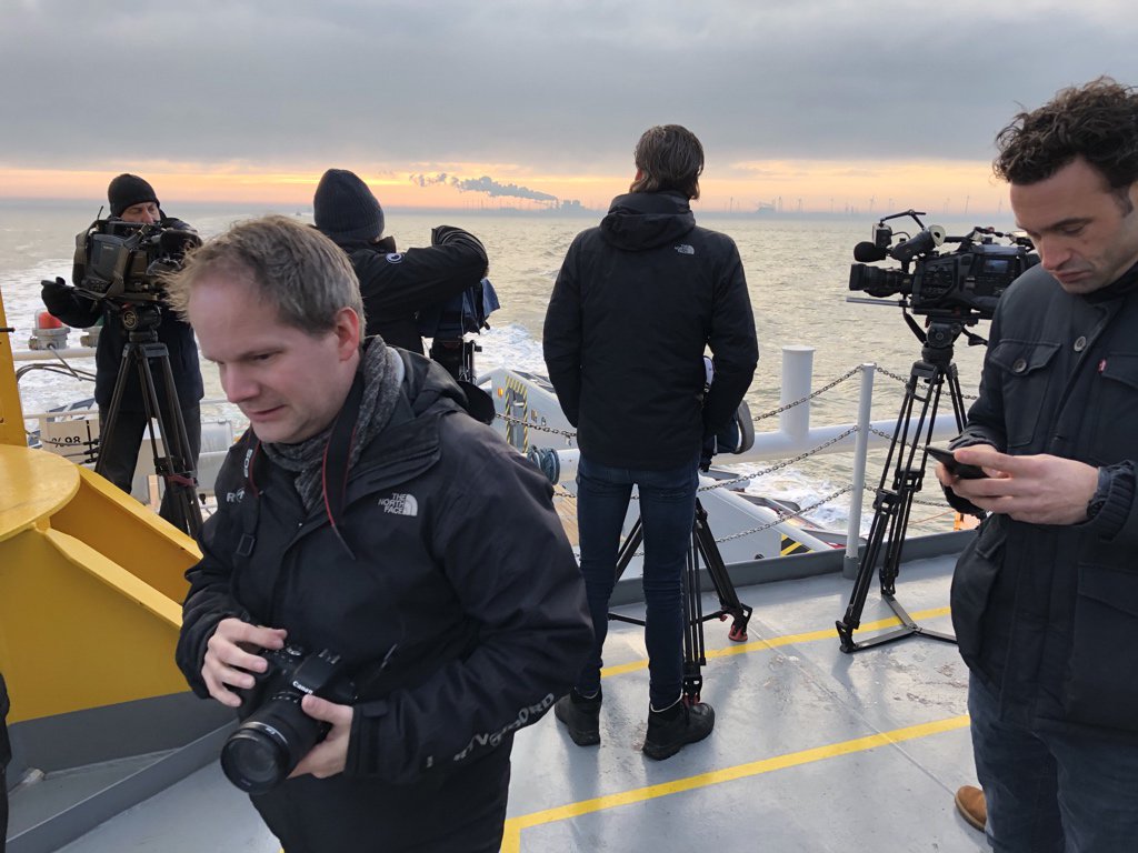FMwurker's tweet photo. En sa sjocht in reiske foar de parse der dan út… Op nei de konteners. (En zo ziet een persreisje er uit op naar de containers.) #bergingcontainers #cleanupwadden #helpwad #containerramp @OmropNijs https://t.co/kGjaNVU9pl