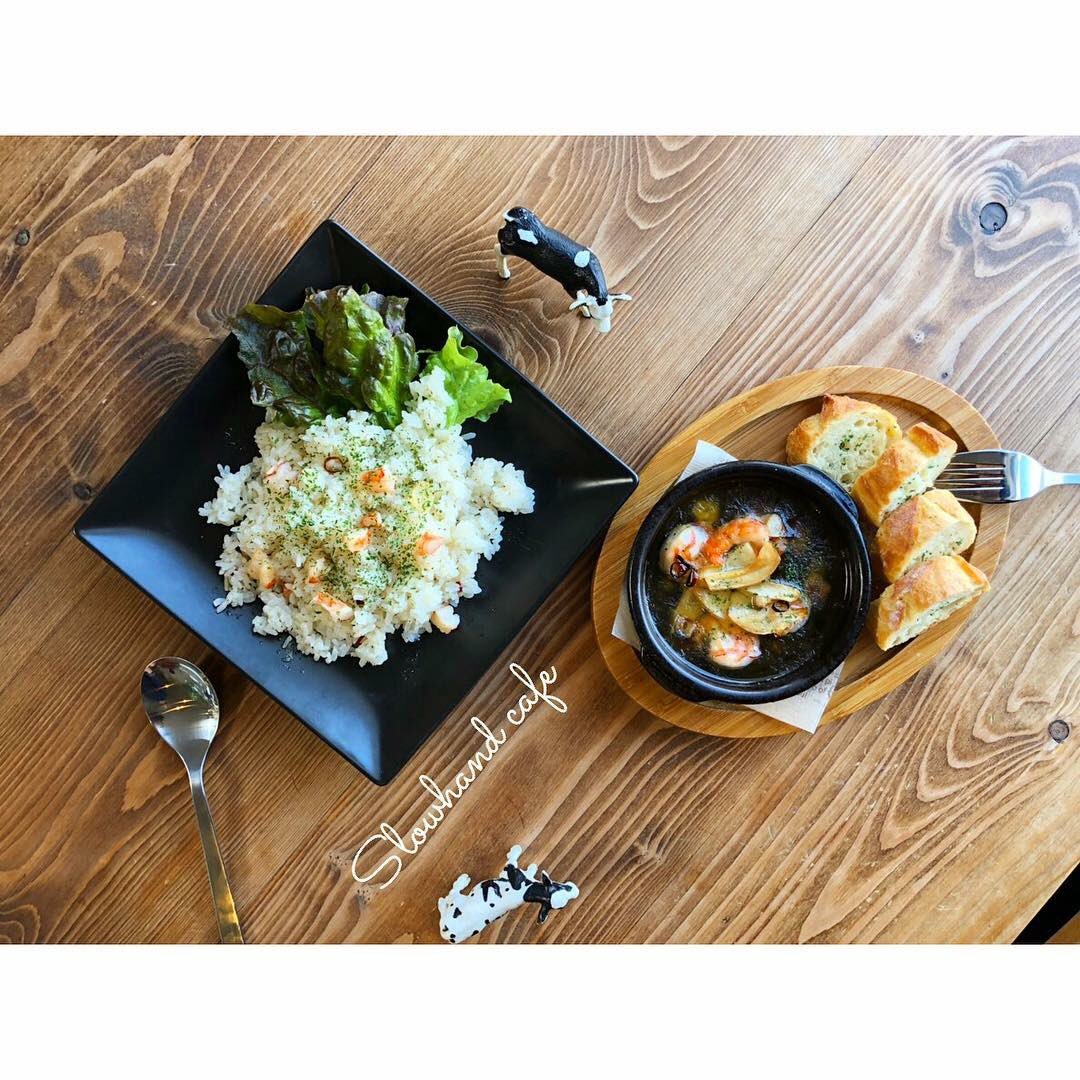 cafe_hand's tweet photo. イチオシNEWフードメニュー！
アヒージョ&amp;アヒージョのオイルで作った魚介のガーリックライス🦐アヒージョは、エビとホタテの2種類から選べます。
#イチオシメニュー #オリーブオイル #アヒージョ #ガーリックライス #エビ #shrimp #ホタテ #scallop #olive oil https://t.co/uxahykL8n1