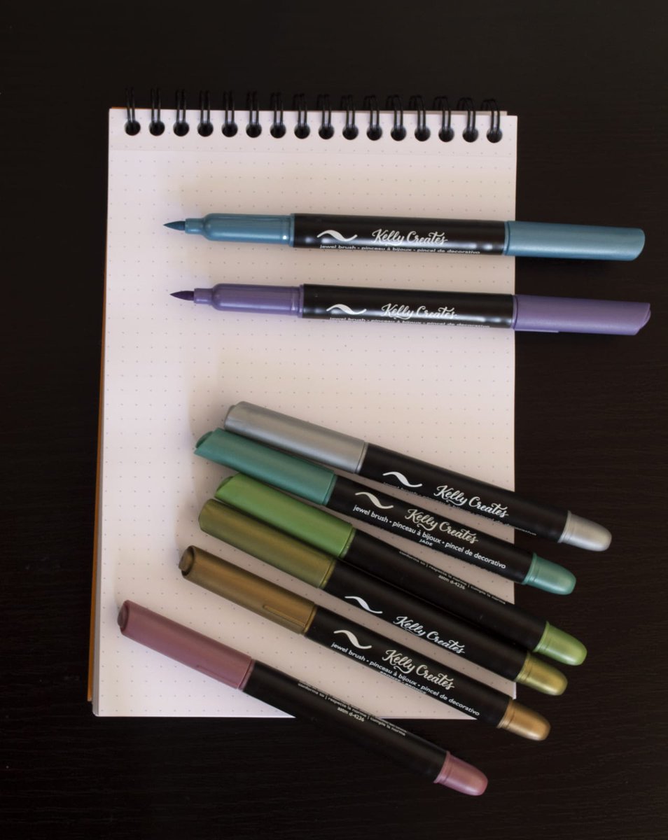 papelyaguja's tweet photo. Una de nuestras últimas novedades son estos rotuladores metalizados de punta de pincel de @kellycreates . Vienen en un pack de 8 colores que quedan genial tanto en papel blanco como en negro. #lettering #letrasbonitas #brushlettering #brushpen #kellycreates #papeleriabonita https://t.co/prJm5medAI
