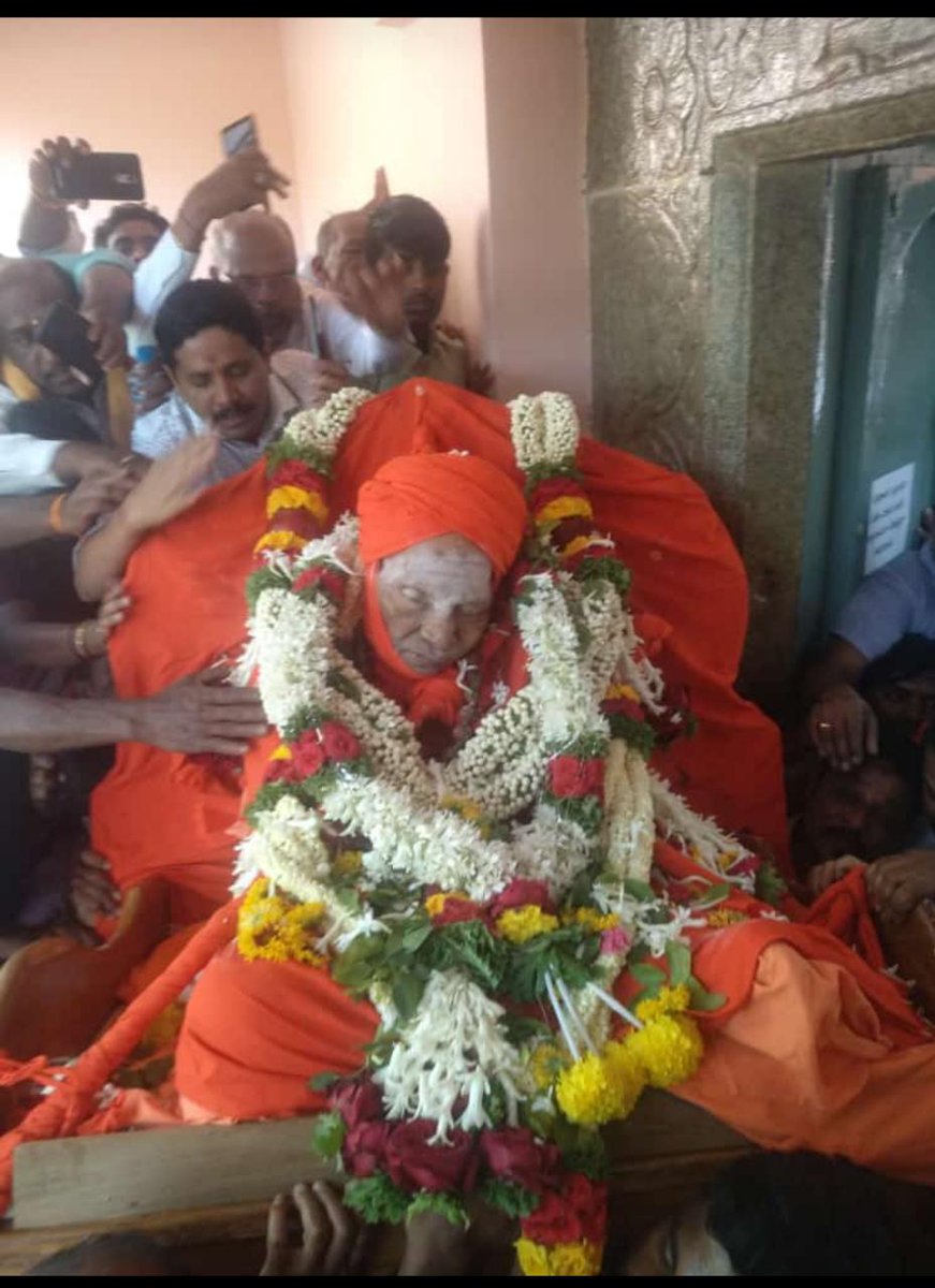 People pay last respects to #SiddagangaSeer #ShivakumaraSwamiji.