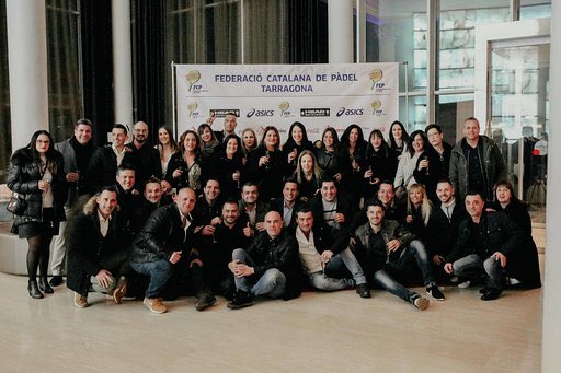 FCatalanaPadel's tweet photo. Una Diada de rècord corona als “Màsters” del pàdel de Tarragona.
Més de 500 padelers/es tarragonins gaudiren d’un acte únic i molt especial. 
➡️ https://t.co/WTsUaYLqso
#Pàdel #Català #Tarragona #DiadaTGNFCP https://t.co/3FAFIUO3dN