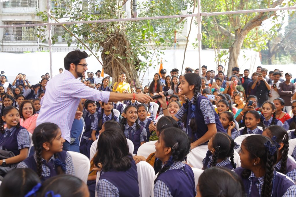 AUThackeray's tweet photo. मुलींच्या सुरक्षिततेसाठी त्यांना स्वरक्षणाचे काही थोडक्यात शिकवणे हे माझे मिशन आहे. आज आम्ही बोरिवली येथील एम. के. वालिया कॉलेज व शाळेतील विद्यार्थ्यांसाठी Self Defence शिबीर घेतले. https://t.co/s7TQWR6vpW