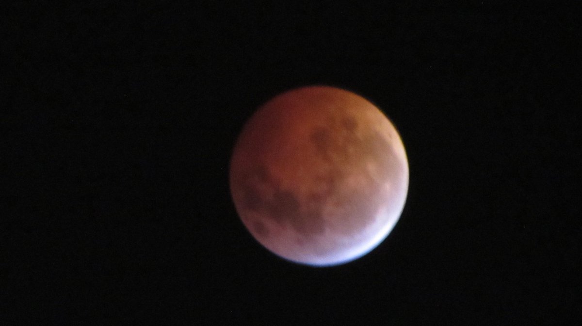 KimAlejandraaa's tweet photo. Así se vio esta hermosura desde Pudahuel 🌙😍💕 #Superluna #EclipseLunar #eclipseT13 https://t.co/0uskvagkOG