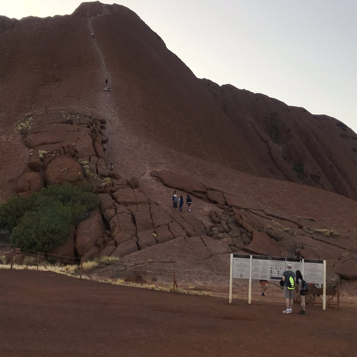 yukagoon's tweet photo. エアーズロックウルルに3分の1の確率で登山道解放され、登頂する事ができました！✌️
食事も娯楽も楽しみましたが、趣味の登山が最高に楽しいです。⛰
登山道解放は今年までのチャンスです。🤗 https://t.co/67SzsiGGrP