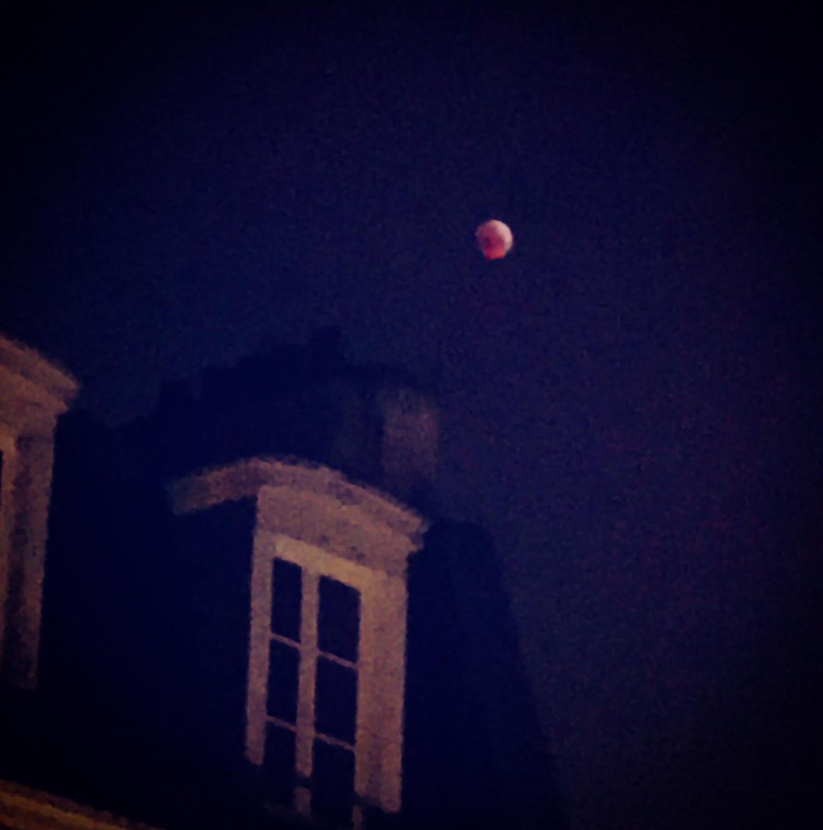 farah_elmne's tweet photo. Réveil matinal aujourd’hui pour observer notre belle lune ! #BloodMoon 🌝☄️ https://t.co/DKSjxzZPYP