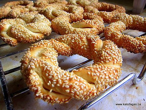 Bread_house15's tweet photo. Μπορεί οι γιορτές να τελείωσαν όμως εμείς καθημερινά συνεχίζουμε να βγάζουμε τις λιχουδιές μας ! #breadhouse #lixoydies #fun #food #social #good https://t.co/NBoBnn7KhT