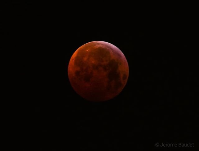 niarky's tweet photo. L'éclipse de lune ce matin depuis #paris avant de travailler un peu plus ce beau moment...
.
.
#moon #bloodmoon #redmoon #moonlight #mooneclipse #mooneclipse2018 #igparis https://t.co/9qmQVrGBhr https://t.co/NIqx5tuRRj