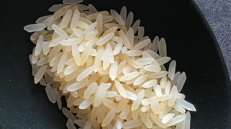 goexporter's tweet image. #Rice #exports via #Kolkata, #Haldia Ports fall 55% in 2 years
The State of #WestBengal shipped close to 30,000 containers, around 8.4 lakh tonnes (lt) of rice in 2016-17 through the two ports. However, in 2017-18, it exported 13,000 containers (3.64 lt).