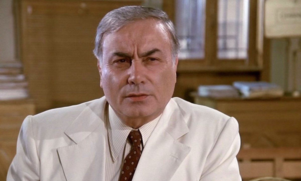 Adieu Francois Perrot, second rôle grande classe, croisé chez Chabrol, Tavernier et bien d'autres. 

Ici dans "Les Morfalous" de Verneuil.