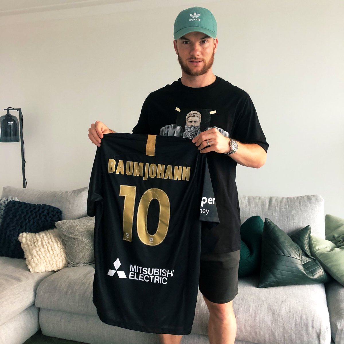 AlexBaumjohann's tweet image. I want to use my birthday on 23/1 to thank you all for the amazing support since i am here and give away one of my jerseys. To participate you only need to RT and follow me. The winner will be drawn on wednesday night. 🔴⚫️