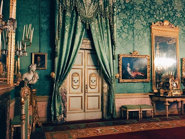 Les rideaux et les murs se parent de leur plus belles couleurs au Palazzo Pitti à @firenzecityitaly ✨🏰 bit.ly/2AXstQf