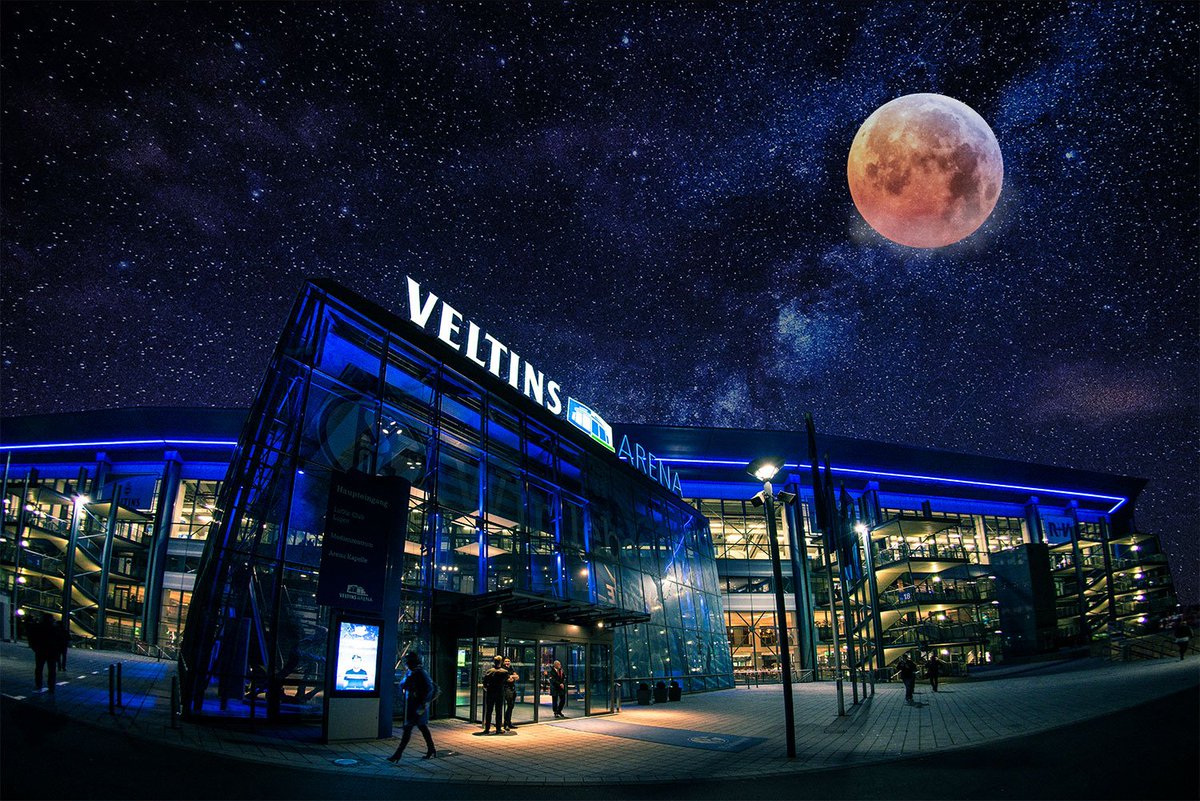 Fakt: Der schönste #Blutmond war definitiv über unserem Wohnzimmer zu bestaunen. 🥰🥰🥰😉 #S04 @VELTINSarena #blutmond2019