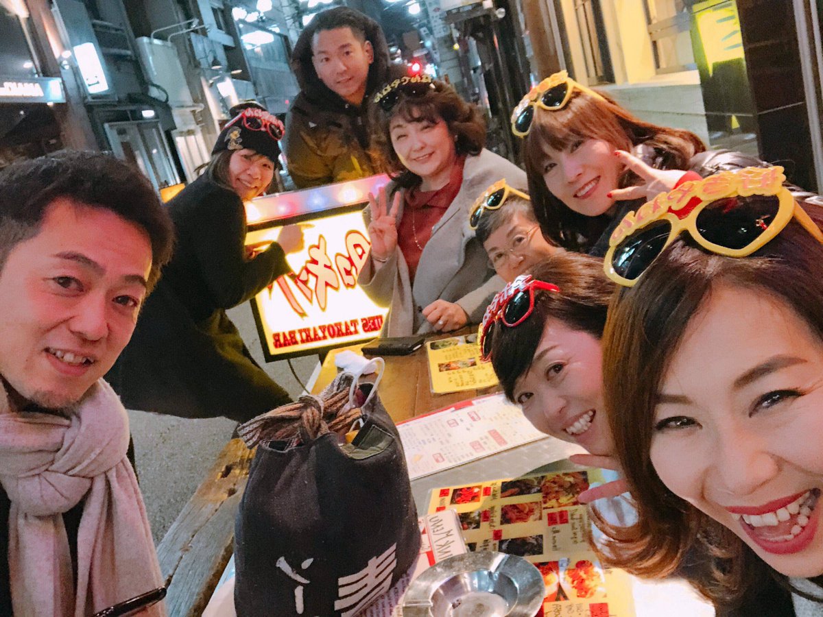 wakeokikasetene's tweet photo. なんか知らないけど、道行く人みんなにガン見されて話しかけられるwww
フレンドリーな大阪、めっちゃ楽しすぎるーーー！！
#真冬に外でたこ焼き
#釧路人寒くないし
#カベシタツアー
#食い倒れツアー
#新春エクスマセミナー
#タコタコキング https://t.co/BrCKZKB9kY