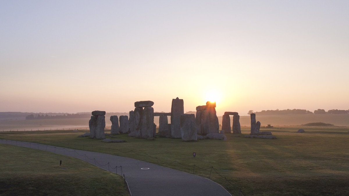 EnglishHeritage's tweet photo. On #BlueMonday we explore the links between historic landscapes and mental well-being, and discover how visiting them can be good for your health https://t.co/XdgLRGR6Ii https://t.co/wU1zNBrcvi