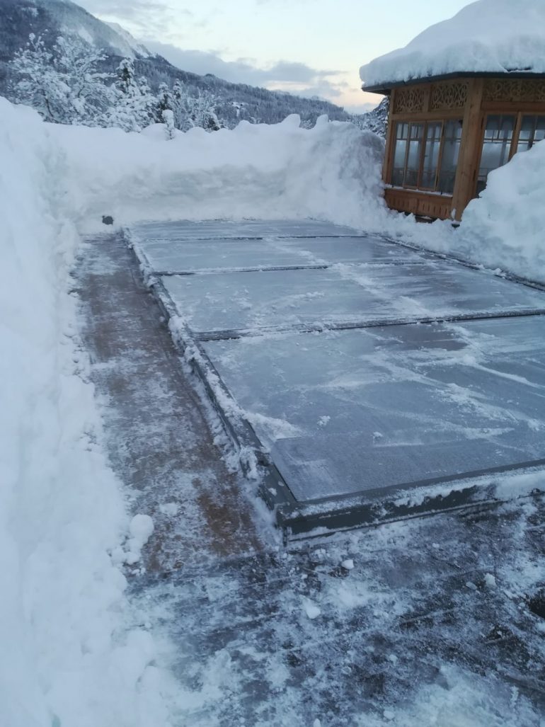 Il neige fort sur l’Europe de l’Est. En Autriche, près de Salzbourg, Klaus déneige son abri plat, suivant ainsi les recommandations de sécurité 
Lire la suite... mag.abrisud.com/plus-d1m50-de-……aus-deneige-abri/