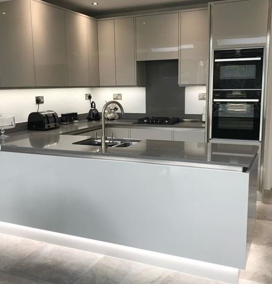 CRLstone's tweet photo. Gorgeous Kitchen from @Wisteriakitchen of our stunning CRL Quartz Grey Reflection. https://t.co/BryOjZYHh9