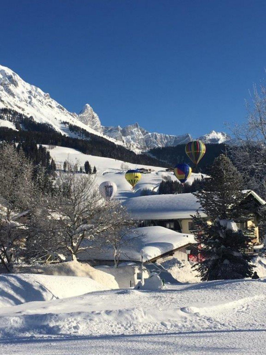 neubergerhof's tweet photo. ---> 23. Artikel | "Hoch über Filzmoos" - Ballone schmücken den Ort
#filzmoos #meinschönsterplatz #neuesvomberg #neubergerhof #ballonfahrt #wunderschönenatur #farbenfroh
https://t.co/IZGjD5xOLq https://t.co/n3W0JBJwOP