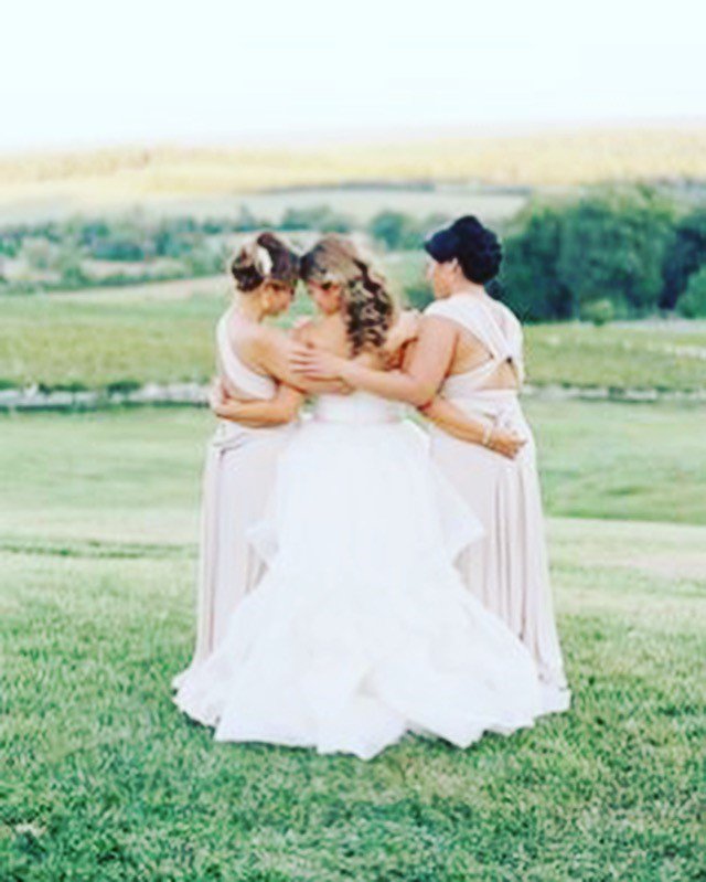 ThePerfectWedCo's tweet photo. Happy #nationalhuggingday to all https://t.co/7umJSAqei1