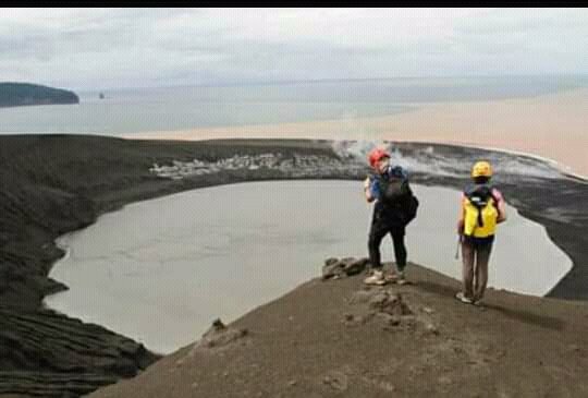 EngkosBross's tweet photo. Mohon info pak @Sutopo_PN  @infoBMKG apa benar ada wisatawan yang berkunjung ke GAK? Poto ini beredar di facebook pak. Mohon arahan soal kebenaran poto ini🙏🙏 https://t.co/5o1iobRqu2