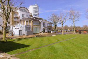 SpenceEstates's tweet photo. *Point pleasant, Putney, London*
Prospect Quay offers a truly unparalleled combination of outlook moorings, private jetty and a spacious split-level fully detached accommodation. this freehold detached building currently has an A3 use with the ability to switch to A1, A2 or B1. https://t.co/pcnxeqwx5a