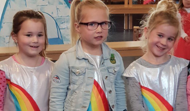 bnieuwsland's tweet photo. Liedjesochtend CBS Anker - https://t.co/jrz4LD4Zwx https://t.co/TZBKqdOnFQ