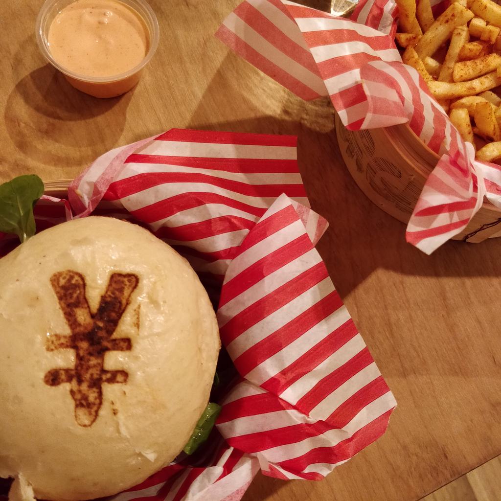Ayumi97201810's tweet photo. 📍Yen burger
Dashi chipsがおもしろいし、美味( ¨̮ )
こっちのバーガーは自分で味たさなきゃだけど、このYenバーガーは追加不要だった🍔👍
#イギリス生活
#DeliciousLondon https://t.co/NWUHgF2wwL