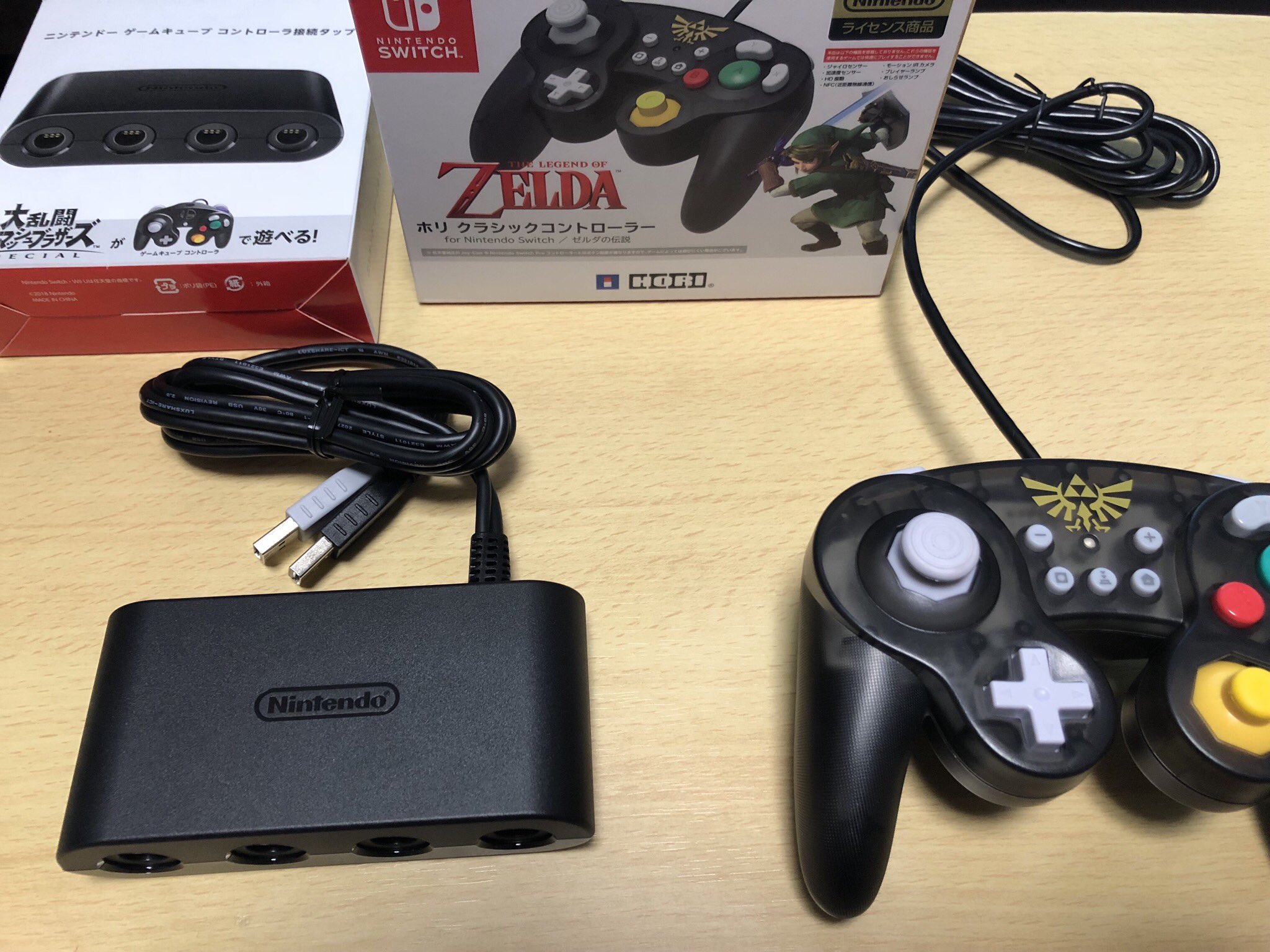 ンモーp アダプタで純正gcコンをつなぐのと比べて ホリのゲームキューブコンは十字キーぐ大きめで手元にスクショとホームのボタンがあるのが便利ね 逆に振動がないのがマイナスかな Twitter