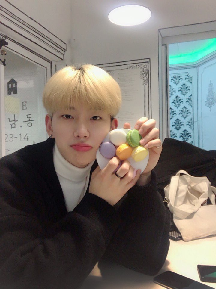 H_NextBoys's tweet photo. [#HNB/#정유준] 오랜만에 유준이가 왔습니다 ㅎ
어제 현수의 휴일 일상이 올라왔더라구요~
제 일상도 궁금해하실 것 같아서 이렇게 찾아왔습니다 ㅎ!
저는 휴일 날 신기한 카페에 가서 마카롱도 먹어보고 여유로운 일상을 보냈습니다ㅎㅎ

▶️ https://t.co/KuQrZmJn1R https://t.co/JH5JmRKQKf