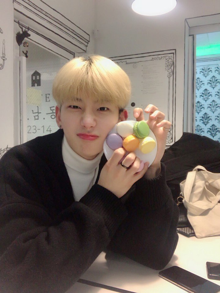 H_NextBoys's tweet photo. [#HNB/#정유준] 오랜만에 유준이가 왔습니다 ㅎ
어제 현수의 휴일 일상이 올라왔더라구요~
제 일상도 궁금해하실 것 같아서 이렇게 찾아왔습니다 ㅎ!
저는 휴일 날 신기한 카페에 가서 마카롱도 먹어보고 여유로운 일상을 보냈습니다ㅎㅎ

▶️ https://t.co/KuQrZmJn1R https://t.co/JH5JmRKQKf