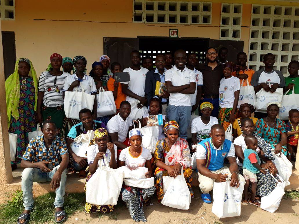 positiv_ngo's tweet photo. [ONG] En Côte d'Ivoire, dans le cadre du projet "Communautés Positives" financé par la @FondationEngie, 25 classes et 4 bureaux disposent désormais d’électricité grâce à des kits solaires, ce qui va nous permettre de mettre en place des sessions d'alphabétisation #PositiveProject https://t.co/k0R6Sxz2fA