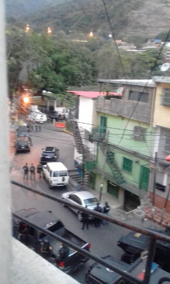 isnardobravo's tweet photo. Efectivos militares que tomaron comando de la GNB en Cotiza se entregaron ante fiscal militar. Finaliza con ello la situación irregular que se presentó la madrugada de este lunes https://t.co/jJPi3MU5c5