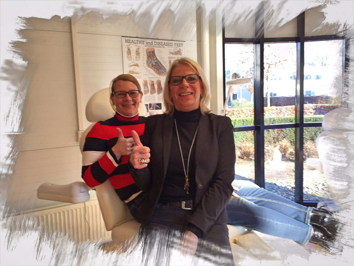 Wie wij zijn? De dames van Lopharm Voetverzorging. Irene (links) en Gea (rechts) en wij staan voor kennisdeling. #voetverzorging #kennisdeling