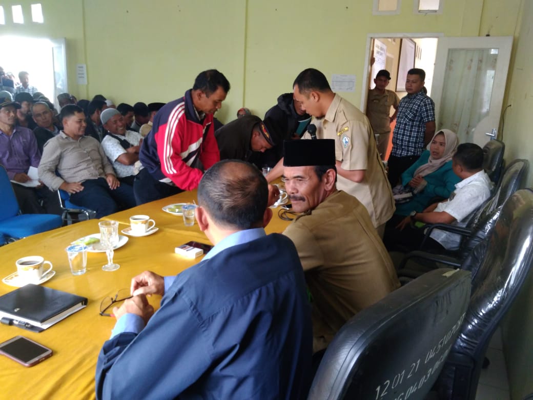 Tonnikasih1's tweet photo. Sosialisasi Pembinaan dan Pengawasan Pengelolaan Dana Desa Sekaligus Penyerahan Pagu Anggaran Pemerintah Kampung Tahun 2019
#Jokowi
#Kemendes
#P3MDAceh
#BenerMeriah
#Bukit https://t.co/7RoTCbFzUA