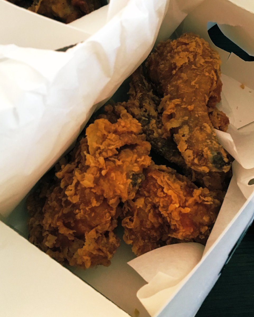 ahodesuja's tweet photo. #KFCの辛口ハニーチキン は #ぜつみょう ！＜ カリカリザクザク生地うま！甘っうまっちょい辛っ！中毒性有り！ご注意ください。連日今日も3ピース買っちゃった✌️＞ https://t.co/uU1EXa6399