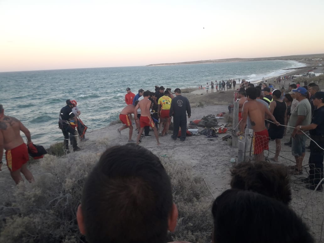 Sábado se vivió un peligroso rescate, de 2 bañistas en la zona de las cuevas en la curva del Indio en #Madryn #Chubut. Los #Guardavidas actuaron con tenacidad, si no estaríamos hablando de víctimas fatales.
Atención a las recomendaciones de #Guardavidas no arriesgue su vida
