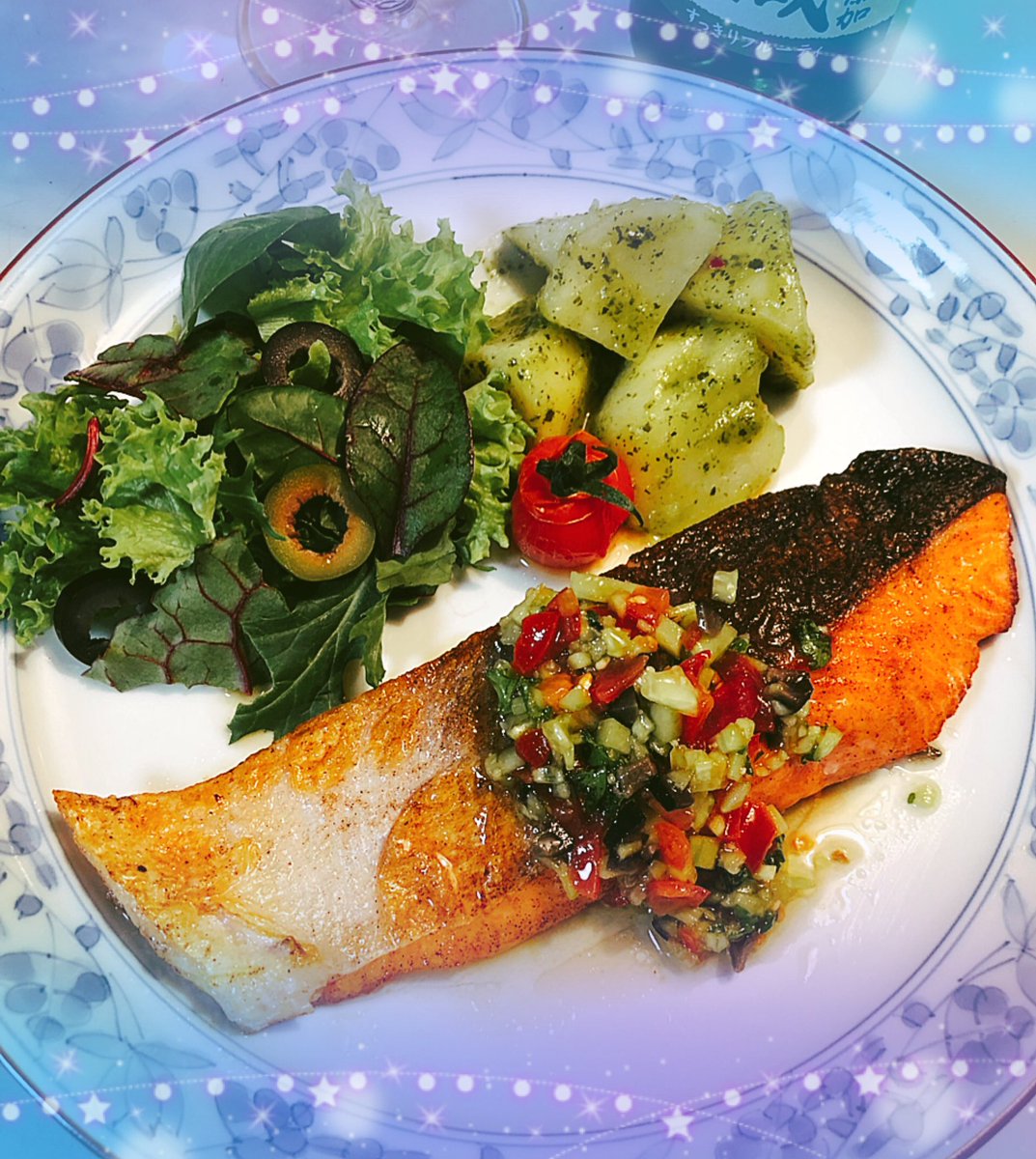 ✾ サーモンのムニエル
❃ ジェノベーゼポテト
✼ オリーブの実と
ベビーリーフのサラダ
❉ 有機白ワイン

いろんなハーブと野菜､レモン汁と皮､オリーブオイルと実､コンソメ等を混ぜ合わせてサラダにもお魚にも合うソースを考えたよ✨母が気に入って掛けまくってました😂美味しかった✨ゴチゴチ🎶