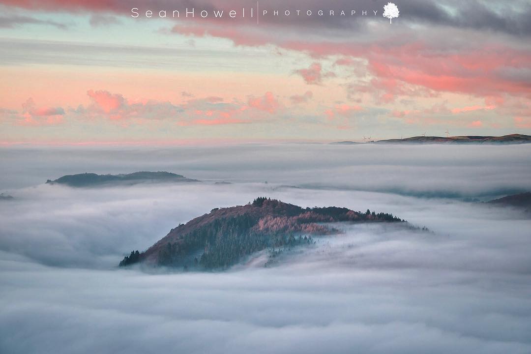 94% of visitors say the #LakeDistrict improves their mental wellbeing💆‍♀️💆‍♂️🏞️ Kick away the #BlueMonday feeling and get those walking boots on ready for a visit to the Lakes 
📍Gummer's How 
📷IG SeanHowellphoto