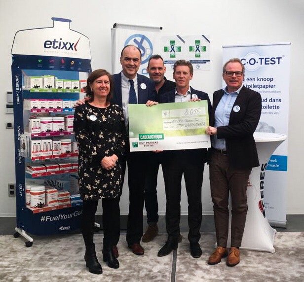 LucColemont's tweet photo. Txs @DebelMario #CeresPharma &amp; @Etixx! 
Dankzij @EtixxClassic Tour 🚴🏼 krijgt @StopDarmkanker 8.015€!
Launch #blauweapotheek19 campagne met @hilde_deneyer @VlaamsApoNet @mettepenningen &amp; Stanny De Vleeschauwer 👇😉 #BeHealth 
#kennisdelen #doedetest 💙 https://t.co/xP2uMy7ldG