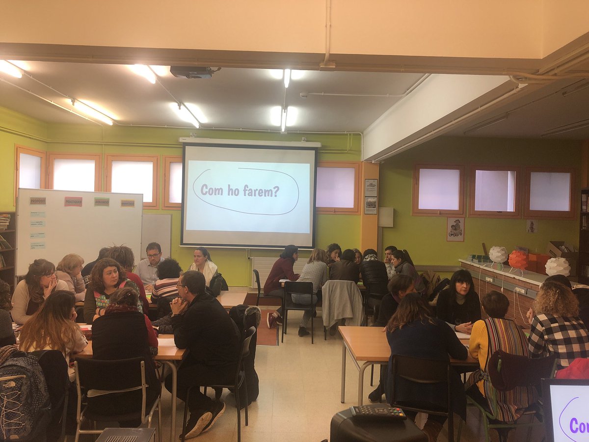 Carluni87's tweet photo. Sessió de treball en claustre. Compartim i comencem a dissenyar el #marcdescolaavançada de l'@EscolaCatalonia  #xarxesperalcanvi @crpsantmarti https://t.co/l6Hm8xNuLG