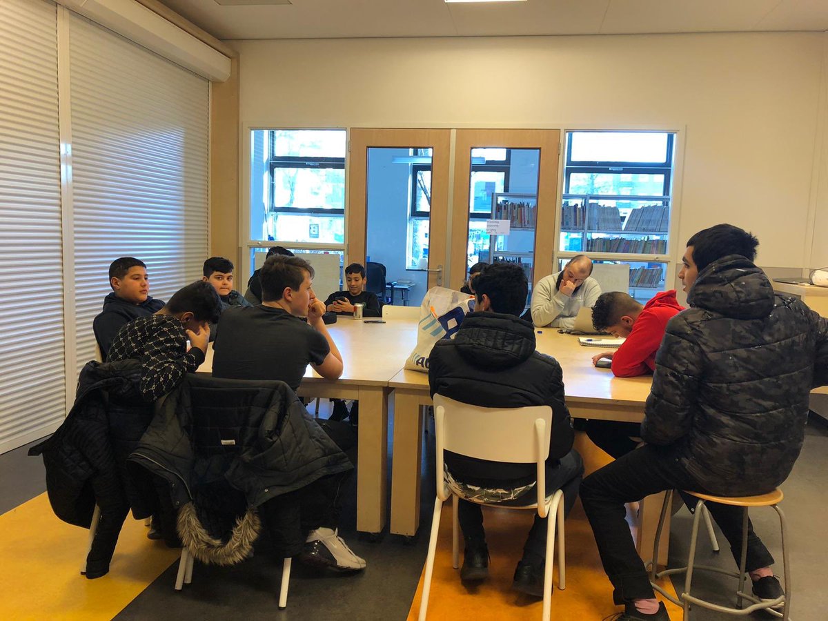 abdelelkadi_'s tweet photo. Gister de tweede bijeenkomst van het heroes of the Cruyff Court project. Dit keer gingen we verder met brainstormen over het evenement en een taakverdeling gemaakt. Volgende week gaan de jongeren in koppels aan de slag. Trots op de boys! @Streetsport070 @MOOIwelzijn @vwvrederust https://t.co/XXpEiHW110