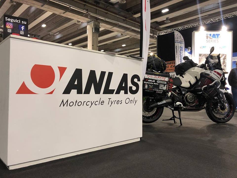AnlasOfficial's tweet photo. Verona #MotorBikeExpo2019’da İtalyan sürücüler ile buluştuk. 17-20 Ocak tarihleri arasında gerçekleşen fuar, 160 bin’in üzerinde ziyaretçiyi ağırladı. İtalyan #adventure sürücüleri, #WinterGripPlus ve diğer ürünlerimize yoğun ilgi gösterdi. ✌ https://t.co/tMkN5JUXJO