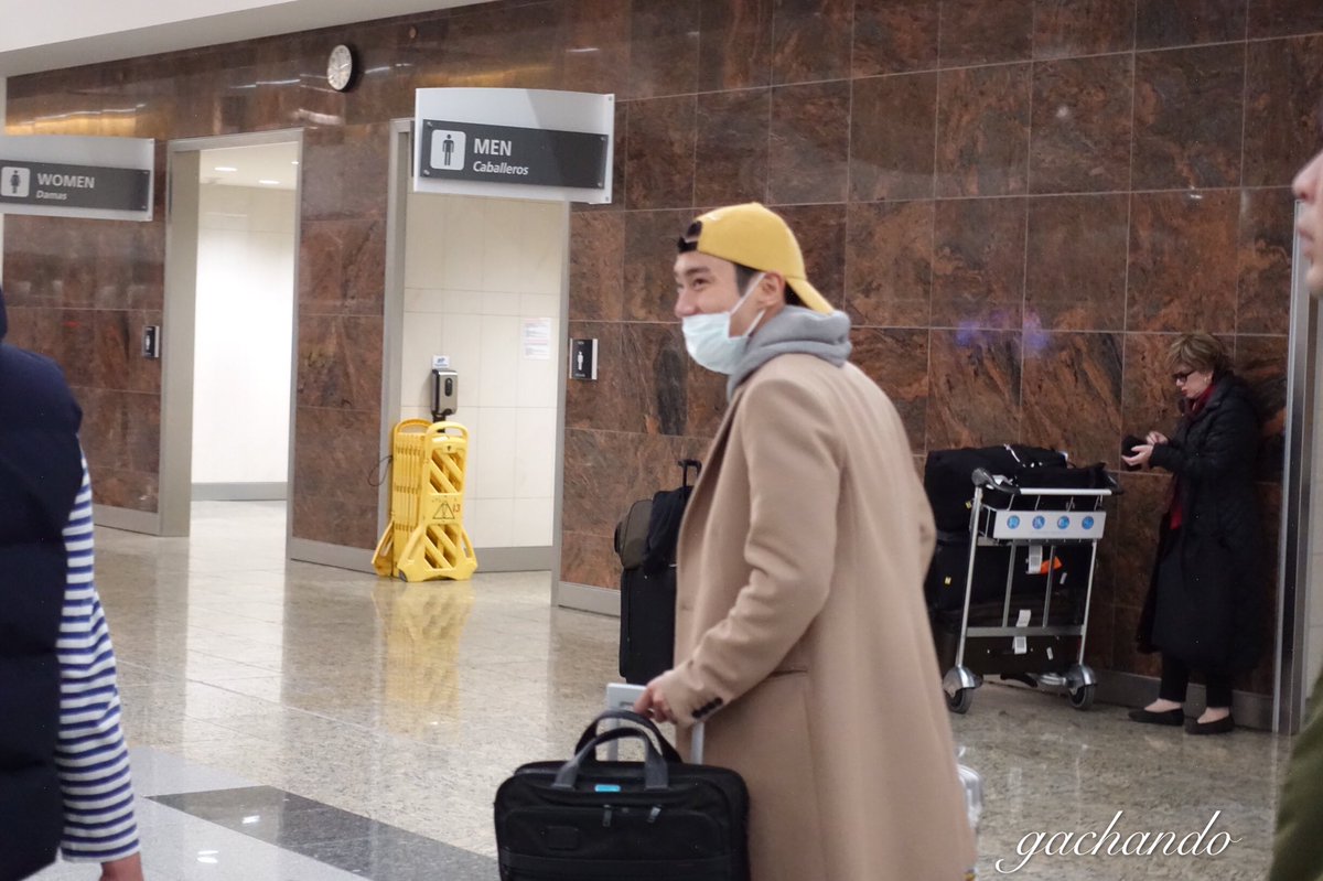 Gachando1's tweet photo. 190121 at Atlanda Airport #SUPERJUNIOR #SIWON #슈퍼주니어  hope to see u soon🌟 https://t.co/3ZfLMxP0aV